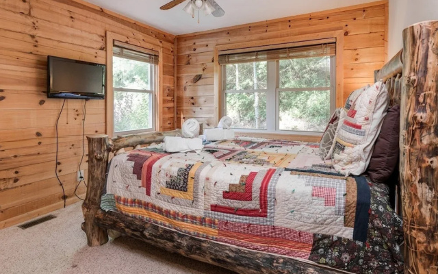 photo 2 of Daze Off - 4 Br Cabin