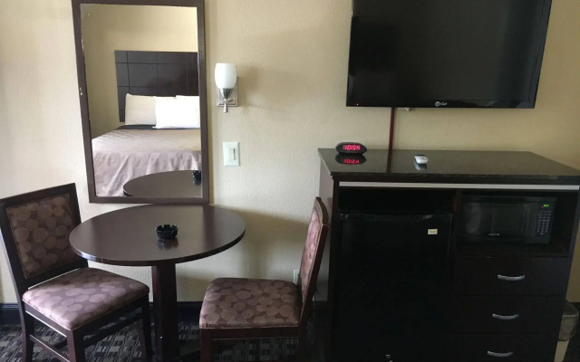photo 4 of Del Amo Inn
