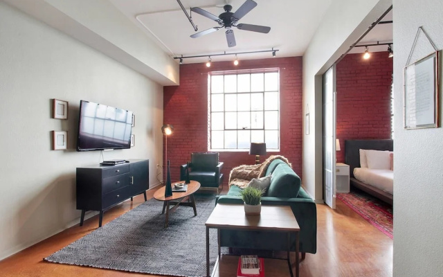 photo 4 of Delightful 2br/2ba Industrial Apt in Nola by Domio
