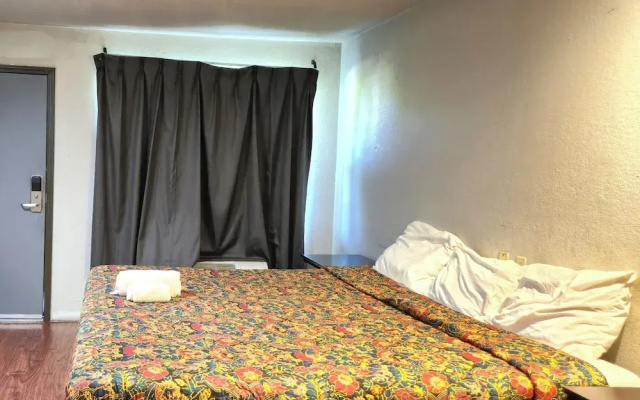 photo 4 of Delux Inn Motel