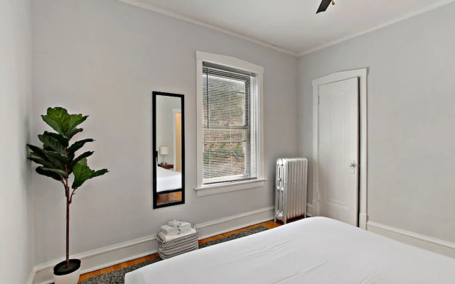 photo 4 of Deluxe 1BR Apt in a Ravenswood