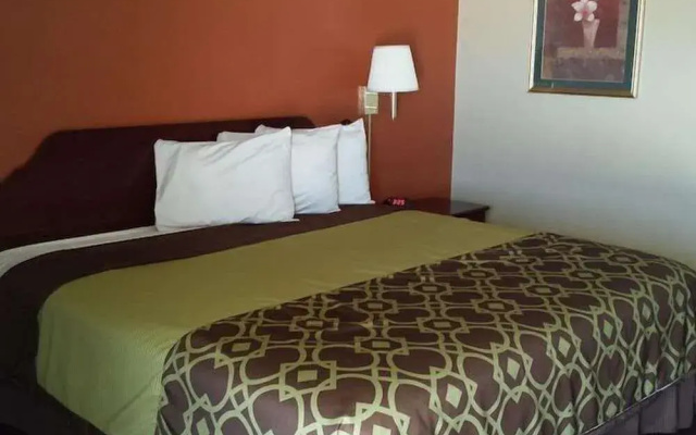 photo 3 of Deluxe Inn Motel