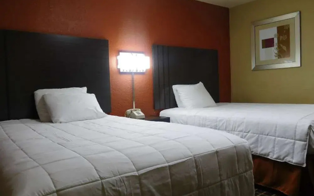 photo 4 of Deluxe Inn Motel
