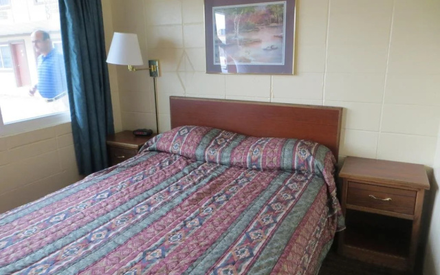 photo 2 of Deluxe Inn - Council Bluffs