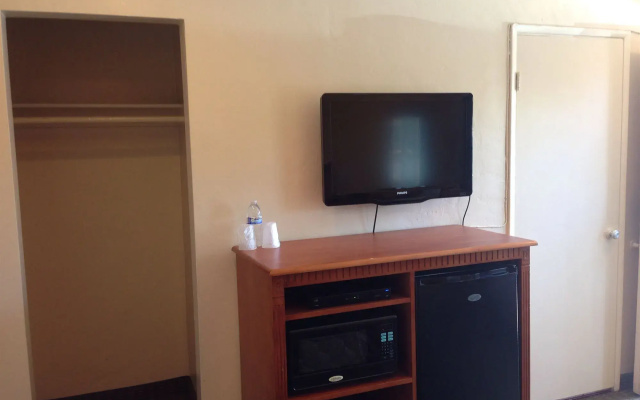 photo 4 of Deluxe Inn