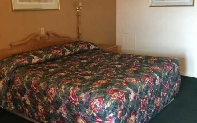 photo 2 of Deluxe Inn