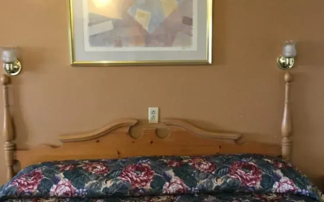 photo 3 of Deluxe Inn