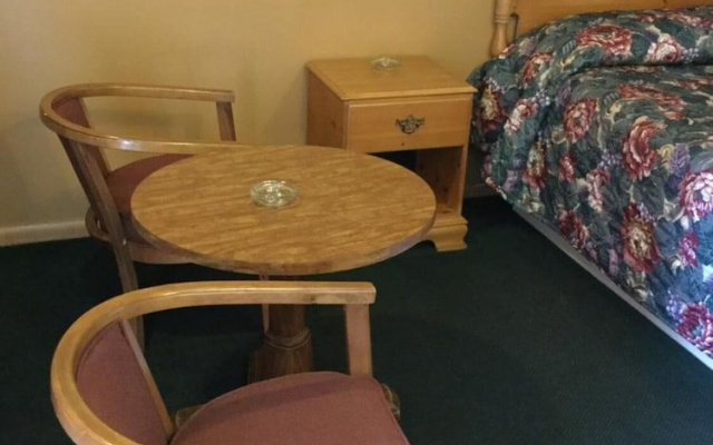 photo 4 of Deluxe Inn