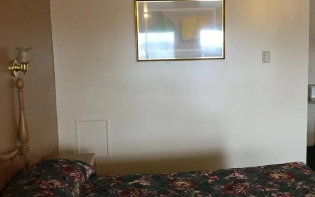 photo 5 of Deluxe Inn