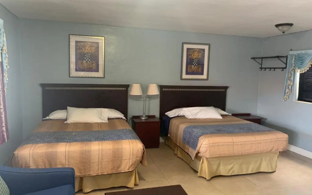 photo 2 of Deluxe Inn
