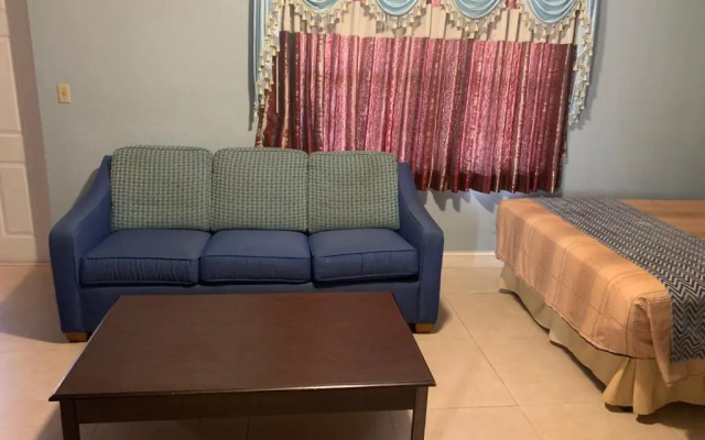 photo 4 of Deluxe Inn