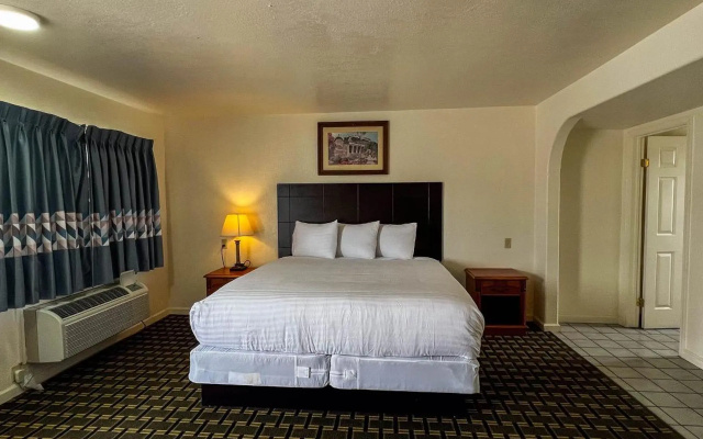 photo 2 of Deluxe Inn