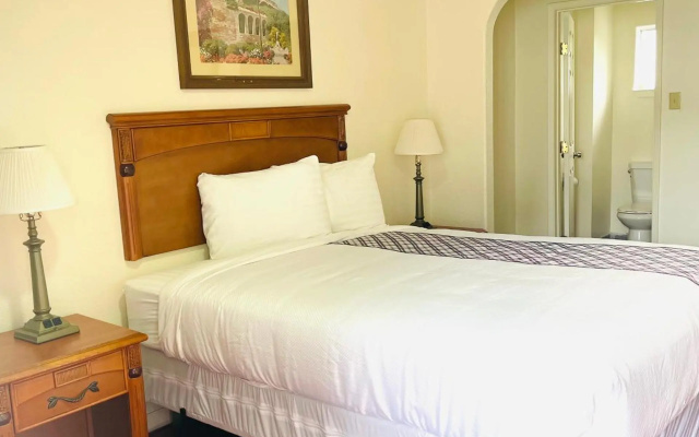 photo 3 of Deluxe Inn