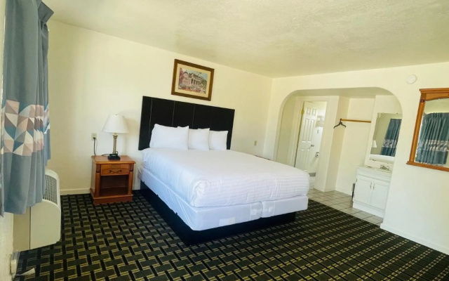 photo 4 of Deluxe Inn