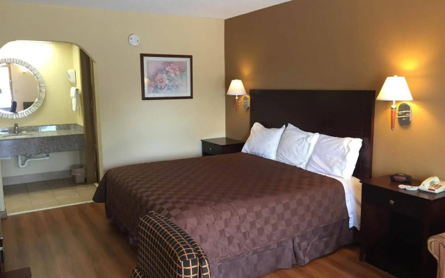 photo 2 of Deluxe Inn and Suites