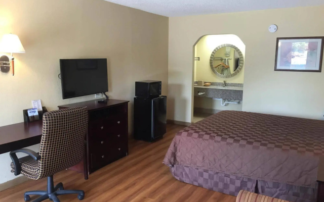 photo 4 of Deluxe Inn and Suites