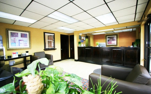 photo 2 of Deluxe Inn Fayetteville - I-95 Exit 49