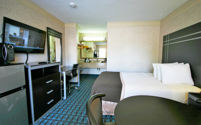 photo 5 of Deluxe Inn Fayetteville - I-95 Exit 49