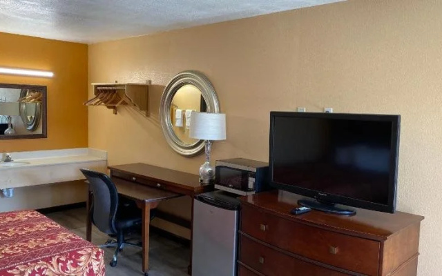 photo 2 of Deluxe Inn