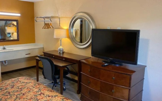 photo 3 of Deluxe Inn