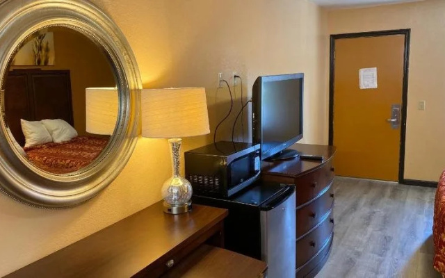 photo 4 of Deluxe Inn