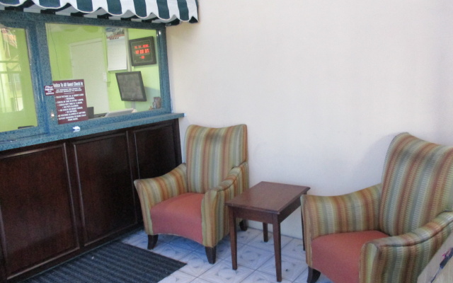 photo 2 of Deluxe Inn Hawthorne