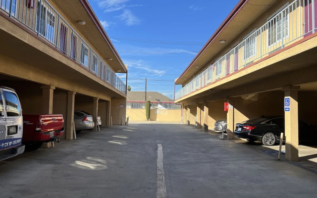 photo 2 of Deluxe Inn LA