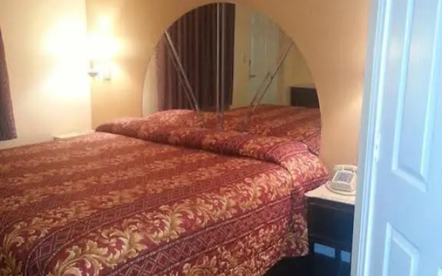 photo 2 of Deluxe Inn