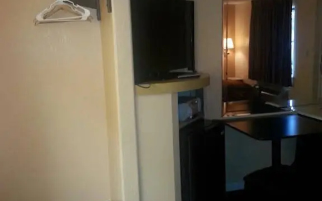 photo 3 of Deluxe Inn