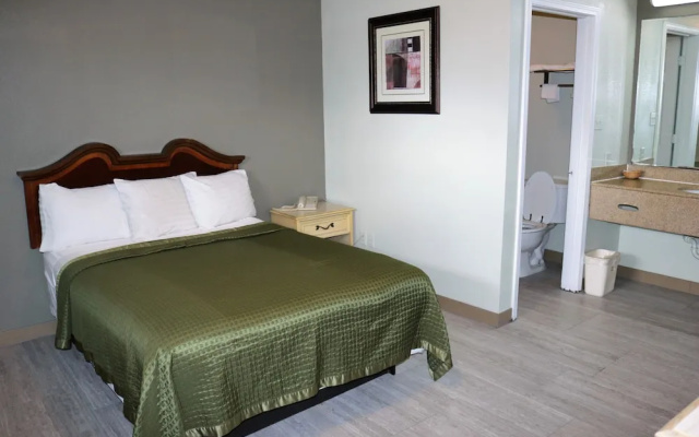 photo 4 of Deluxe Inn Motel