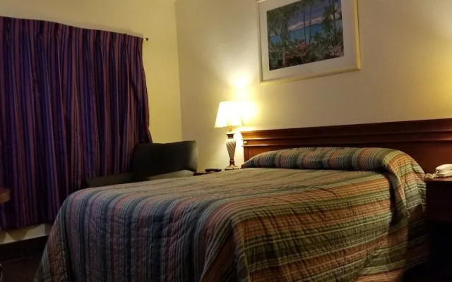 photo 2 of Deluxe Inn Motel