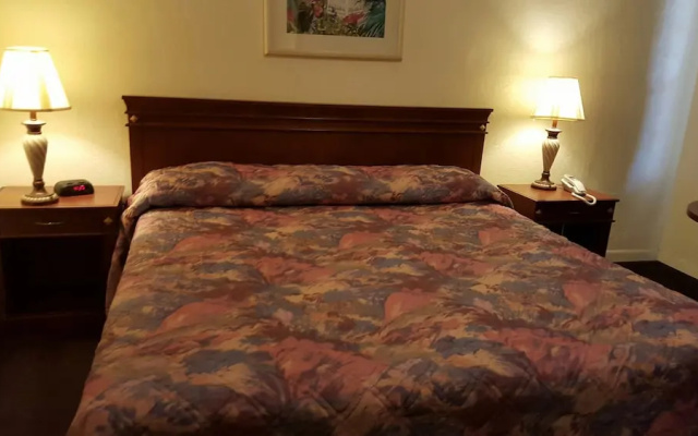 photo 3 of Deluxe Inn Motel