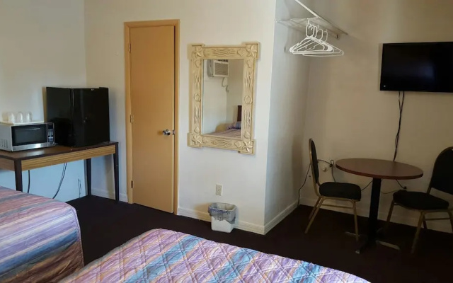 photo 4 of Deluxe Inn Motel