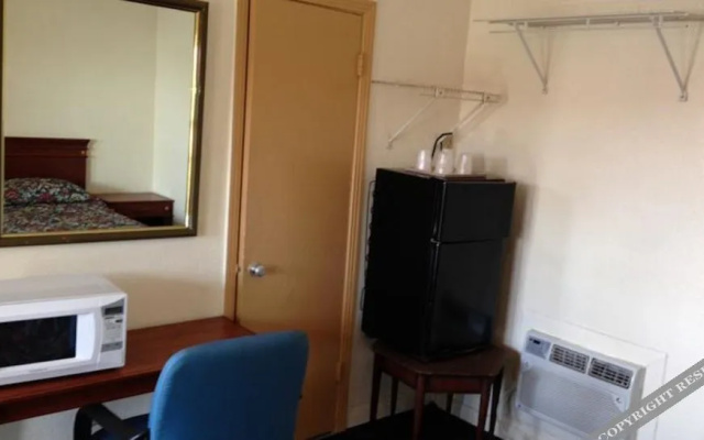 photo 5 of Deluxe Inn Motel