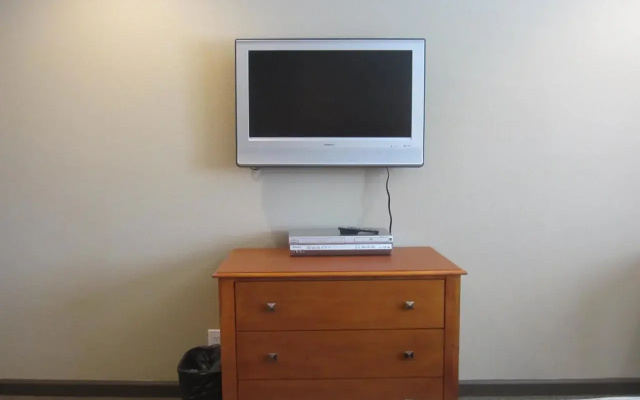 photo 2 of Deluxe Inn Redwood City