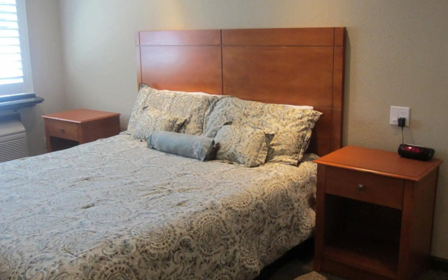 photo 5 of Deluxe Inn Redwood City