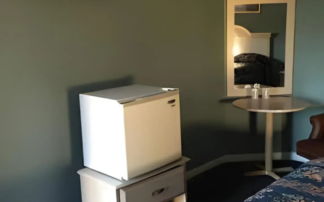 photo 4 of Deluxe Motel