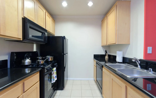 photo 2 of Deluxe Wilshire Apartments