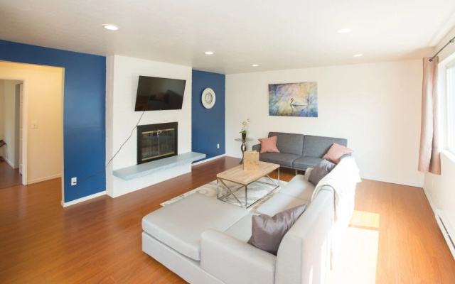 photo 2 of Deplane At Blaine - 2 Seattle Apts - Sleeps 14