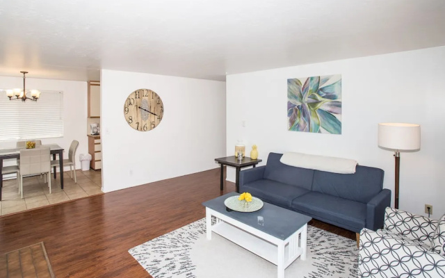 photo 5 of Deplane At Blaine - 2 Seattle Apts - Sleeps 14