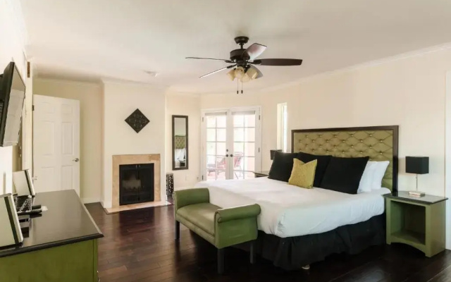 photo 4 of Desert Ridge by Avantstay Spacious Oasis w/ Pool & Hot Tub