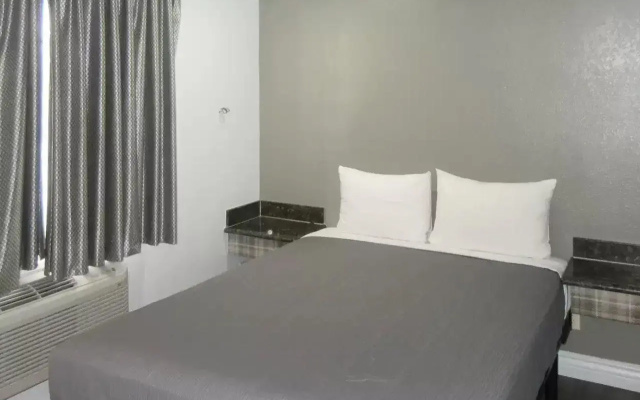 photo 4 of Rodeway Inn Commerce - Los Angeles