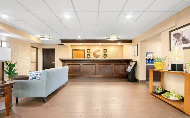 photo 2 of Comfort Inn Detroit Downtown