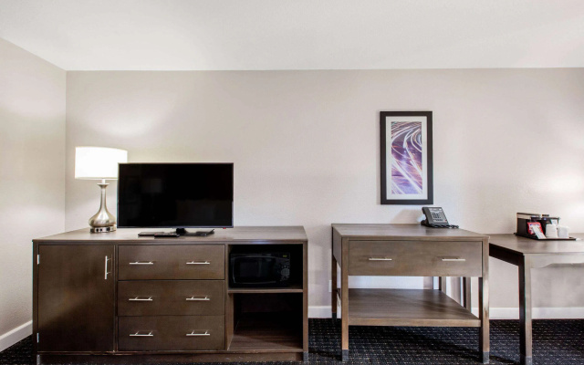 photo 5 of La Quinta Inn & Suites by Wyndham Pomona