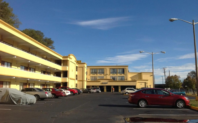 photo 2 of Diamond Inn and Suites