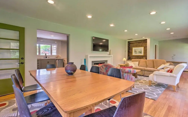 photo 2 of Dog-friendly Home: 1 Mi to Downtown Hendersonville