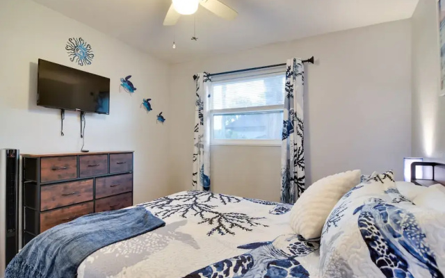 photo 2 of Dog-friendly Largo Apartment w/ Large Shared Yard!
