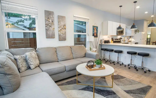 photo 2 of Don t Miss Dynamic 4BR 2BA Near Jolly Riverwalk
