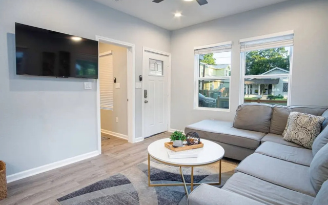 photo 3 of Don t Miss Dynamic 4BR 2BA Near Jolly Riverwalk