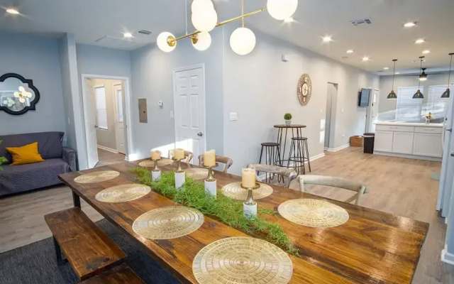 photo 4 of Don t Miss Dynamic 4BR 2BA Near Jolly Riverwalk